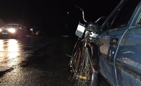 У Новограді автівка збила велосипедистку — водій втік з місця ДТП: шукають свідків аварії