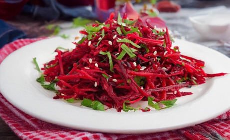 Рецепт дня: салат з буряка, моркви та яблука