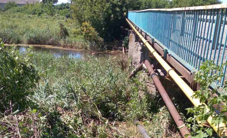 Розпочали ремонт водогону під мостом в Самарському