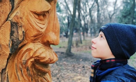 Біляївський різьбяр перетворює дерева в одеському парку Горького на казкові фігури: що його надихає