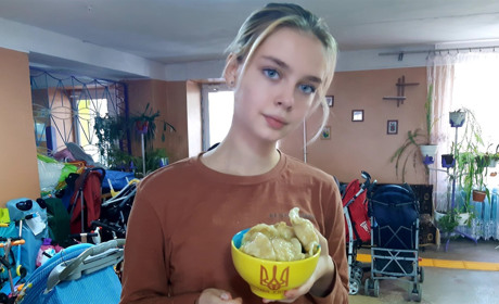 Частування для переселенців: у Дрогобичі педагоги пригощали домашніми варениками та кексами