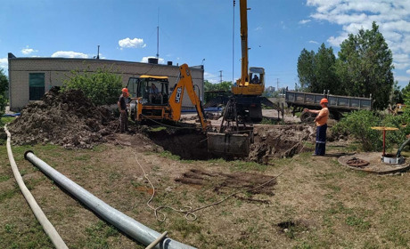 Тривають роботи з відновлення аварійного колектора на Таврійському в Херсоні — знаємо деталі