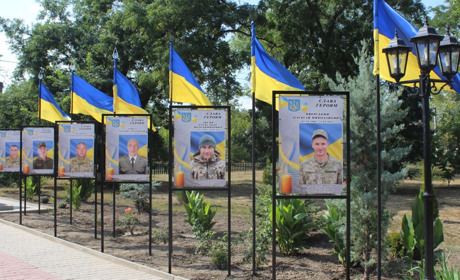 В Іванівці з’явилася Алея слави почесних громадян зі світлинами загиблих Героїв