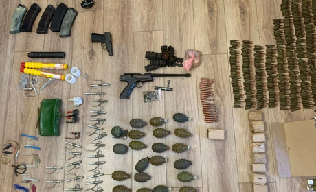 Правоохоронці викрили херсонця, який зберігав вдома зброю, боєприпаси та вибухівку (ФОТО)