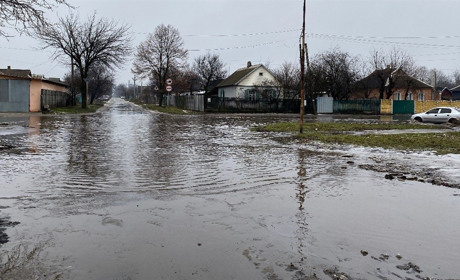 У Жовтих Водах через танення снігу та льоду підтопило перехрестя: відео