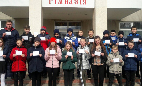 Сватівські школярі приєдналися до акції «Біла картка». Що це за акція