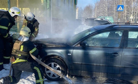 У Глухові біля лікарні зайнялась автівка