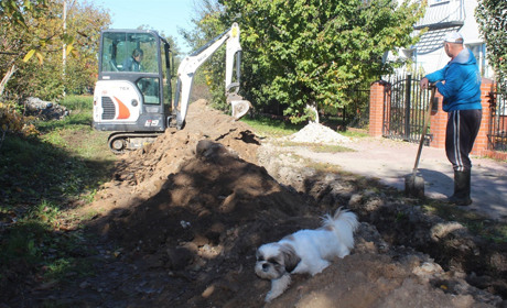 Вода буде. Комунальники завершують прокладання водогону по вулиці Вересневій у Городку