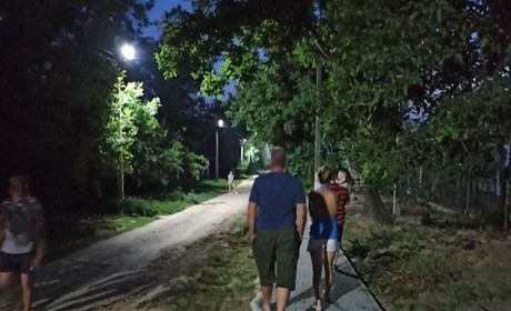 У Мирному мешканці скинулися грошима і зробили вуличне освітлення: комунальники їм допомагали