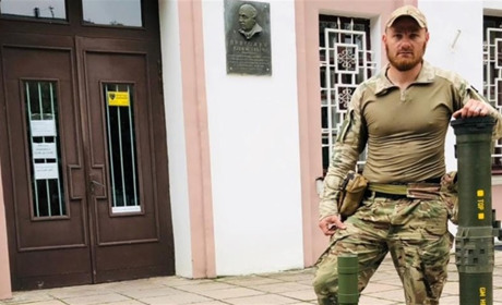 Нові експонати з війни: Анатолій Святенко передав музею уламки снарядів та ракет