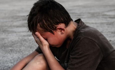 У Сватовому судитимуть чоловіка за те, що бив свого 10-річного пасинка і прив’язував його ланцюгом 