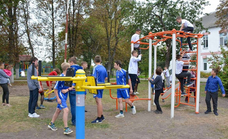 У Черняхові відкрили спортивний майданчик: його випробував і голова Кагарлицької громади