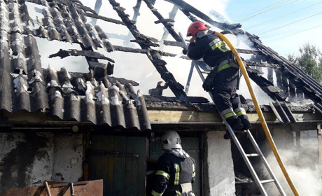 В житловому будинку на Звягельщині трапилися пожежа — вогонь охопив дах та дві кімнати