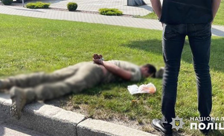 Протягом місяця шантажував та вимагав гроші у знайомого: на Житомирщині затримали вимагача