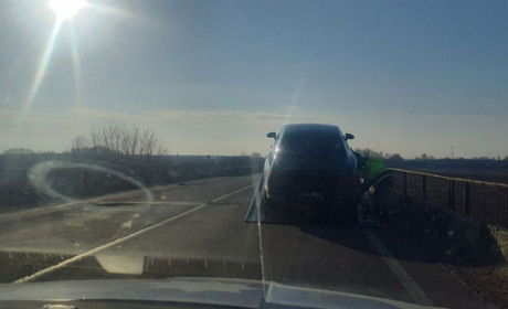 Водій автомобіля Bentley в’їхав у вибоїну та пошкодив колесо на Переяславщині: хроніка поліції