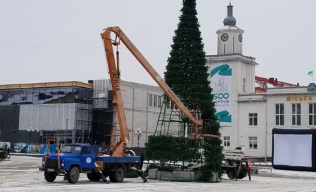 У Чорткові на головній площі міста встановлюють новорічну ялинку