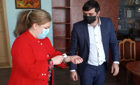 Протидія коронавірусу: у Кагарлику медичні заклади отримали безконтактні термометри