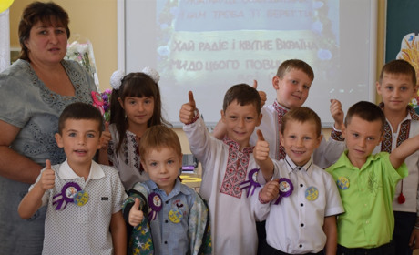 Нарядні та усміхнені учні Іванівської школи повернулися за парти. Фоторепортаж із Дня знань