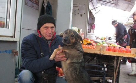 «Мурчик любит малосолочку, а Джуля боится охрану» – как горожане заботятся о бездомных животных