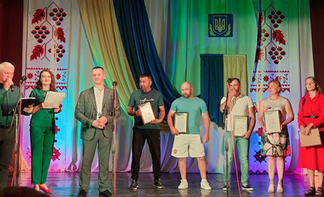 У Зарічному організували концерт до Дня Конституції. Зібрали гроші для пораненого земляка