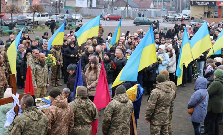 У Сарнах попрощалися із солдатом Олександром Панасюком
