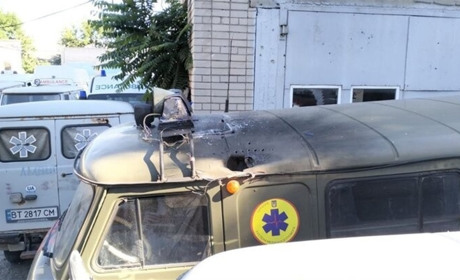 Загарбники зранку атакували Херсон дронами, є поранені, пошкоджено медзаклад (фото)