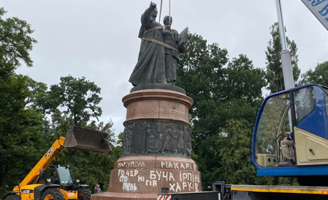 "Навмисне витримали паузу": у Переяславі нарешті демонтували пам’ятник «возз’єднання» з росією