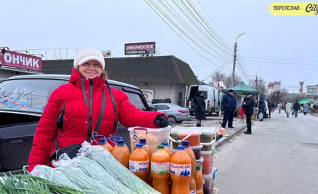 "Шкода викидати": на базарі у Переяславі пішов перший сніг, люди спродували залишки домашніх овочів