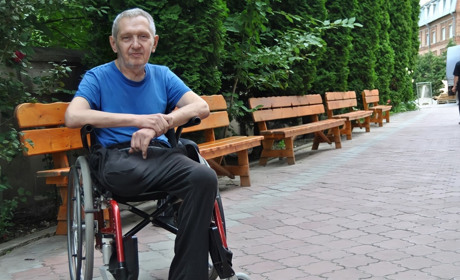 Життя — шкереберть. Від війни його врятував католицький священник