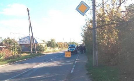 На Веселій скутерист врізався в автівку. Його забрала «швидка»