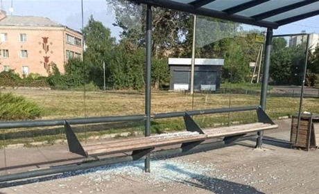 У Ніжині вандали розтрощили автобусну зупинку та повалили дорожні знаки