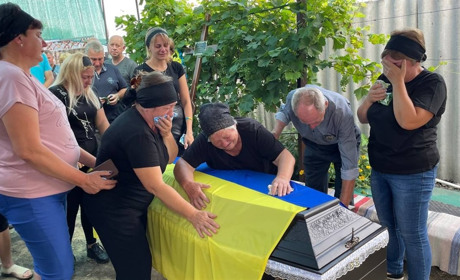 До дому на щиті: у Петропавлівці провели в останній путь захисника Олега Чирву (ВІДЕО)