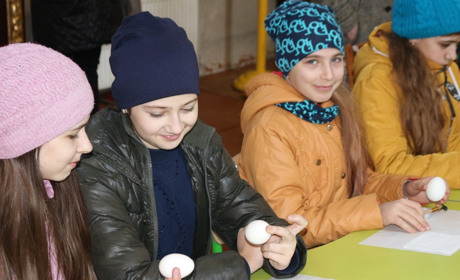 Фоторепортаж. Як 25 малих старокостянтинівців розписували великодні писанки 