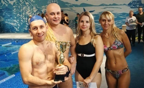 У Новодонецькому гірники змагалися за першість у плаванні