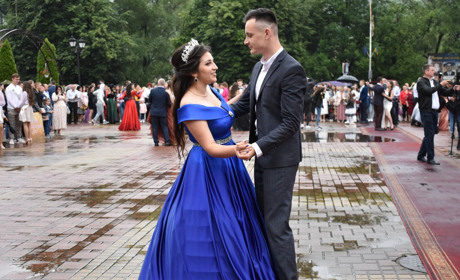 Під проливний дощем, але з оркестром: у Рахові відгуляли випускний