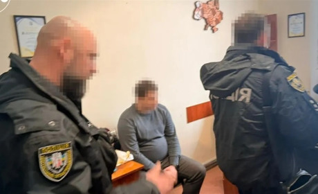 У чиновника Хмельницької ОДА під час обшуків виявили мільйони гривень