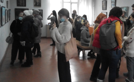 Малював на асфальті цеглиною