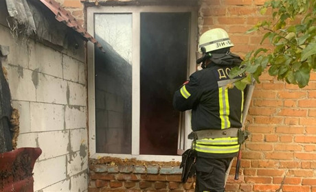 У Переяславі горів будинок: причиною стали електроприлади ВІДЕО