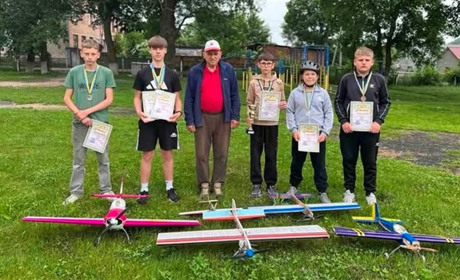 Срібло після зміни поколінь. Авіамоделісти з Городка стали призерами обласної першості