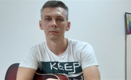 Переселенець зі Сватового вчить волинян грати на гітарі