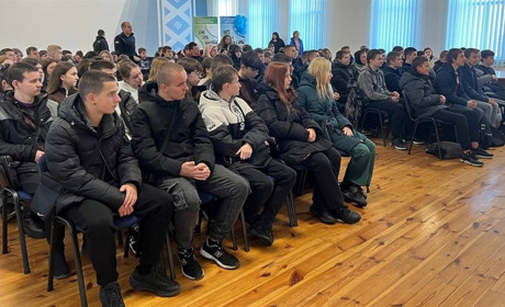 Рятувальники розповіли студентам Переяславського коледжу, як діяти з вибухонебезпечними предметами