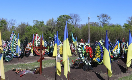 На військовому кладовищі у Лозовій встановлюватимуть однотипні пам’ятники загиблим захисникам. Ескіз