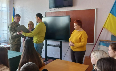 «Це буде нагадуванням, в який час ми живемо». Військовий артефакт передали первомайським ліцеїстам
