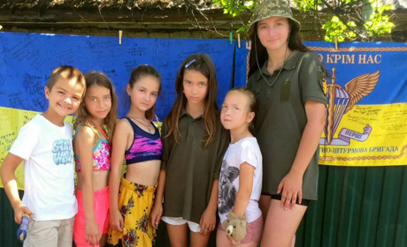 "Ми знаємо заради кого тут стоїмо": команда з вулиці Коновальців збирає гроші на ЗСУ