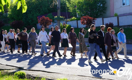 За руку з батьками — на останній урок: у Городоцькому ліцеї №1 зберігають щемливу традицію