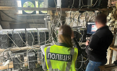 Підпільна криптоферма на Житомирщині в умовах дефіциту електрики крала електроенергію