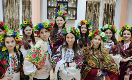 Барчани на День української хустки фотографувалися в хустках