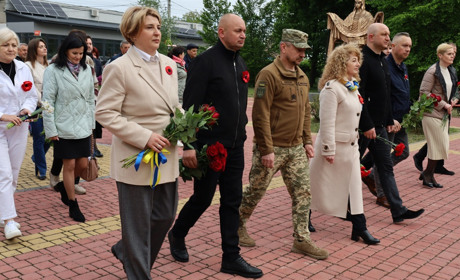 У Жмеринці вшанували пам’ять полеглих у роки Другої світової війни: фоторепортаж