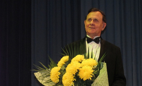 Романцова поздравляли – целый вечер танцевали: руководитель ансамбля «Радуга» отметил юбилей