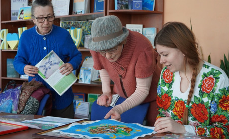 «Дуже хочу вишити сорочку для онука». У Городку відновила роботу Арт-майстерня